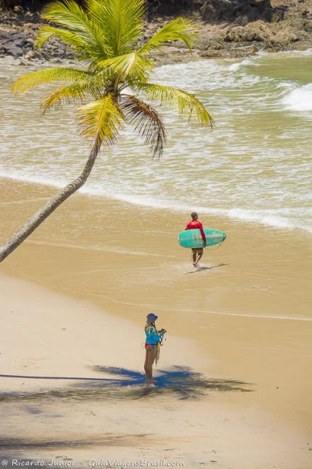 Imagem da moçada aproveitando dia ensolarado da Praia da Engenhoca.